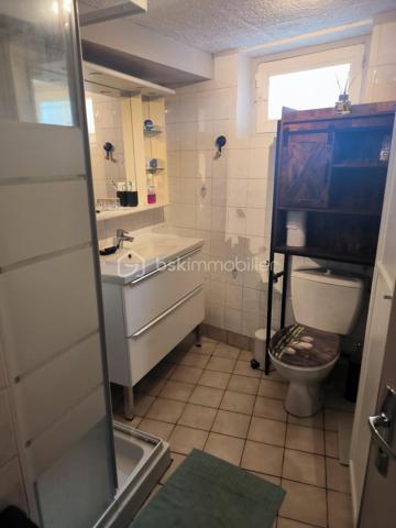Maison de ville idéalement située au cœur de Soucy, à proximité immédiate de toutes les commodités.

Cette maison se compose au rez-de-chaussée d’une agréable pièce de vie, d’une cuisine, d’une chambre, d’une salle d’eau avec WC, ainsi que d’une buanderie et d’un dressing. Un garage complète ce niveau.

À l’étage, vous découvrirez une pièce palière en enfilade pouvant faire office de chambre ou d’espace bureau, une pièce d’eau avec WC ainsi qu’une chambre avec placard intégré.

Une maison fonctionnelle offrant de belles possibilités, idéale pour un premier achat, un investissement locatif ou une petite famille.
Tout à l'égout
Fibre optique