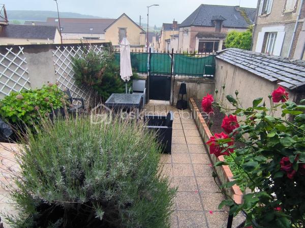 Maison de ville idéalement située au cœur de Soucy, à proximité immédiate de toutes les commodités.

Cette maison se compose au rez-de-chaussée d’une agréable pièce de vie, d’une cuisine, d’une chambre, d’une salle d’eau avec WC, ainsi que d’une buanderie et d’un dressing. Un garage complète ce niveau.

À l’étage, vous découvrirez une pièce palière en enfilade pouvant faire office de chambre ou d’espace bureau, une pièce d’eau avec WC ainsi qu’une chambre avec placard intégré.

Une maison fonctionnelle offrant de belles possibilités, idéale pour un premier achat, un investissement locatif ou une petite famille.
Tout à l'égout
Fibre optique