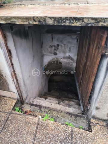 Maison de ville idéalement située au cœur de Soucy, à proximité immédiate de toutes les commodités.

Cette maison se compose au rez-de-chaussée d’une agréable pièce de vie, d’une cuisine, d’une chambre, d’une salle d’eau avec WC, ainsi que d’une buanderie et d’un dressing. Un garage complète ce niveau.

À l’étage, vous découvrirez une pièce palière en enfilade pouvant faire office de chambre ou d’espace bureau, une pièce d’eau avec WC ainsi qu’une chambre avec placard intégré.

Une maison fonctionnelle offrant de belles possibilités, idéale pour un premier achat, un investissement locatif ou une petite famille.
Tout à l'égout
Fibre optique