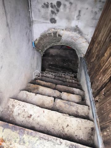 Maison de ville idéalement située au cœur de Soucy, à proximité immédiate de toutes les commodités.

Cette maison se compose au rez-de-chaussée d’une agréable pièce de vie, d’une cuisine, d’une chambre, d’une salle d’eau avec WC, ainsi que d’une buanderie et d’un dressing. Un garage complète ce niveau.

À l’étage, vous découvrirez une pièce palière en enfilade pouvant faire office de chambre ou d’espace bureau, une pièce d’eau avec WC ainsi qu’une chambre avec placard intégré.

Une maison fonctionnelle offrant de belles possibilités, idéale pour un premier achat, un investissement locatif ou une petite famille.
Tout à l'égout
Fibre optique