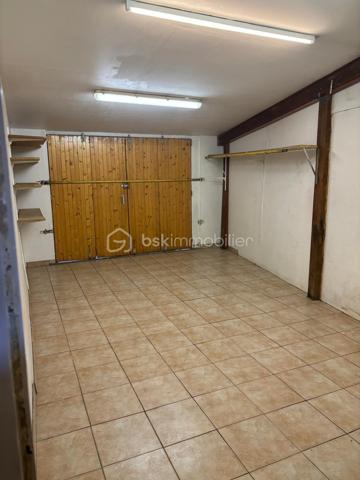 Maison de ville idéalement située au cœur de Soucy, à proximité immédiate de toutes les commodités.

Cette maison se compose au rez-de-chaussée d’une agréable pièce de vie, d’une cuisine, d’une chambre, d’une salle d’eau avec WC, ainsi que d’une buanderie et d’un dressing. Un garage complète ce niveau.

À l’étage, vous découvrirez une pièce palière en enfilade pouvant faire office de chambre ou d’espace bureau, une pièce d’eau avec WC ainsi qu’une chambre avec placard intégré.

Une maison fonctionnelle offrant de belles possibilités, idéale pour un premier achat, un investissement locatif ou une petite famille.
Tout à l'égout
Fibre optique