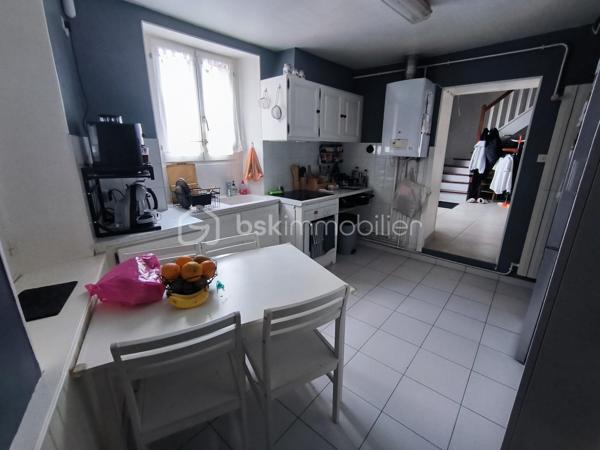 Maison de ville idéalement située au cœur de Soucy, à proximité immédiate de toutes les commodités.

Cette maison se compose au rez-de-chaussée d’une agréable pièce de vie, d’une cuisine, d’une chambre, d’une salle d’eau avec WC, ainsi que d’une buanderie et d’un dressing. Un garage complète ce niveau.

À l’étage, vous découvrirez une pièce palière en enfilade pouvant faire office de chambre ou d’espace bureau, une pièce d’eau avec WC ainsi qu’une chambre avec placard intégré.

Une maison fonctionnelle offrant de belles possibilités, idéale pour un premier achat, un investissement locatif ou une petite famille.
Tout à l'égout
Fibre optique