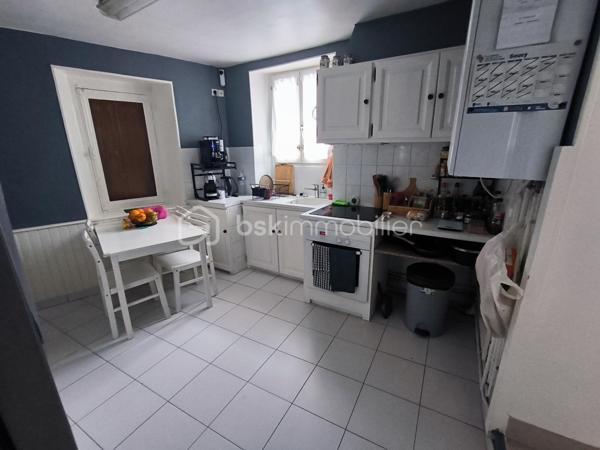 Maison de ville idéalement située au cœur de Soucy, à proximité immédiate de toutes les commodités.

Cette maison se compose au rez-de-chaussée d’une agréable pièce de vie, d’une cuisine, d’une chambre, d’une salle d’eau avec WC, ainsi que d’une buanderie et d’un dressing. Un garage complète ce niveau.

À l’étage, vous découvrirez une pièce palière en enfilade pouvant faire office de chambre ou d’espace bureau, une pièce d’eau avec WC ainsi qu’une chambre avec placard intégré.

Une maison fonctionnelle offrant de belles possibilités, idéale pour un premier achat, un investissement locatif ou une petite famille.
Tout à l'égout
Fibre optique