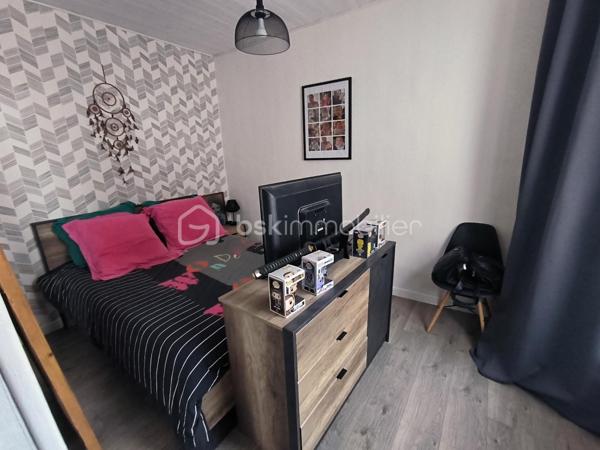 Maison de ville idéalement située au cœur de Soucy, à proximité immédiate de toutes les commodités.

Cette maison se compose au rez-de-chaussée d’une agréable pièce de vie, d’une cuisine, d’une chambre, d’une salle d’eau avec WC, ainsi que d’une buanderie et d’un dressing. Un garage complète ce niveau.

À l’étage, vous découvrirez une pièce palière en enfilade pouvant faire office de chambre ou d’espace bureau, une pièce d’eau avec WC ainsi qu’une chambre avec placard intégré.

Une maison fonctionnelle offrant de belles possibilités, idéale pour un premier achat, un investissement locatif ou une petite famille.
Tout à l'égout
Fibre optique