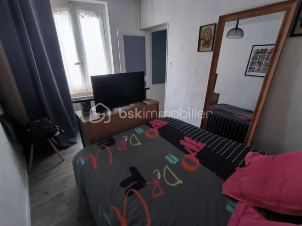 Maison de ville idéalement située au cœur de Soucy, à proximité immédiate de toutes les commodités.

Cette maison se compose au rez-de-chaussée d’une agréable pièce de vie, d’une cuisine, d’une chambre, d’une salle d’eau avec WC, ainsi que d’une buanderie et d’un dressing. Un garage complète ce niveau.

À l’étage, vous découvrirez une pièce palière en enfilade pouvant faire office de chambre ou d’espace bureau, une pièce d’eau avec WC ainsi qu’une chambre avec placard intégré.

Une maison fonctionnelle offrant de belles possibilités, idéale pour un premier achat, un investissement locatif ou une petite famille.
Tout à l'égout
Fibre optique
