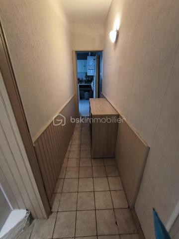 Maison de ville idéalement située au cœur de Soucy, à proximité immédiate de toutes les commodités.

Cette maison se compose au rez-de-chaussée d’une agréable pièce de vie, d’une cuisine, d’une chambre, d’une salle d’eau avec WC, ainsi que d’une buanderie et d’un dressing. Un garage complète ce niveau.

À l’étage, vous découvrirez une pièce palière en enfilade pouvant faire office de chambre ou d’espace bureau, une pièce d’eau avec WC ainsi qu’une chambre avec placard intégré.

Une maison fonctionnelle offrant de belles possibilités, idéale pour un premier achat, un investissement locatif ou une petite famille.
Tout à l'égout
Fibre optique