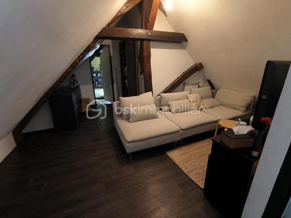 Maison de ville idéalement située au cœur de Soucy, à proximité immédiate de toutes les commodités.

Cette maison se compose au rez-de-chaussée d’une agréable pièce de vie, d’une cuisine, d’une chambre, d’une salle d’eau avec WC, ainsi que d’une buanderie et d’un dressing. Un garage complète ce niveau.

À l’étage, vous découvrirez une pièce palière en enfilade pouvant faire office de chambre ou d’espace bureau, une pièce d’eau avec WC ainsi qu’une chambre avec placard intégré.

Une maison fonctionnelle offrant de belles possibilités, idéale pour un premier achat, un investissement locatif ou une petite famille.
Tout à l'égout
Fibre optique