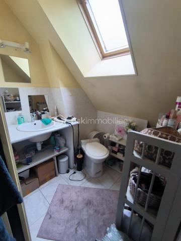 Maison de ville idéalement située au cœur de Soucy, à proximité immédiate de toutes les commodités.

Cette maison se compose au rez-de-chaussée d’une agréable pièce de vie, d’une cuisine, d’une chambre, d’une salle d’eau avec WC, ainsi que d’une buanderie et d’un dressing. Un garage complète ce niveau.

À l’étage, vous découvrirez une pièce palière en enfilade pouvant faire office de chambre ou d’espace bureau, une pièce d’eau avec WC ainsi qu’une chambre avec placard intégré.

Une maison fonctionnelle offrant de belles possibilités, idéale pour un premier achat, un investissement locatif ou une petite famille.
Tout à l'égout
Fibre optique