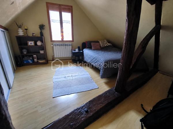 Maison de ville idéalement située au cœur de Soucy, à proximité immédiate de toutes les commodités.

Cette maison se compose au rez-de-chaussée d’une agréable pièce de vie, d’une cuisine, d’une chambre, d’une salle d’eau avec WC, ainsi que d’une buanderie et d’un dressing. Un garage complète ce niveau.

À l’étage, vous découvrirez une pièce palière en enfilade pouvant faire office de chambre ou d’espace bureau, une pièce d’eau avec WC ainsi qu’une chambre avec placard intégré.

Une maison fonctionnelle offrant de belles possibilités, idéale pour un premier achat, un investissement locatif ou une petite famille.
Tout à l'égout
Fibre optique