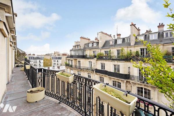 Dernier étage noble avec large balcon filant et vues dégagées sur les monuments de Paris.