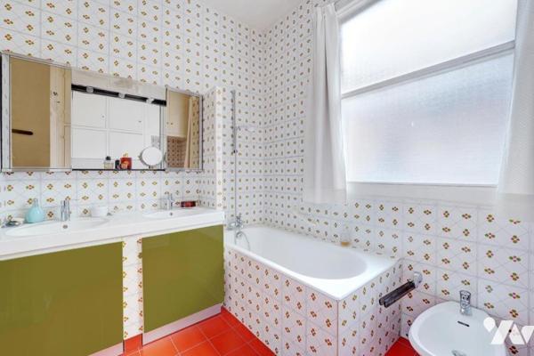 Dernier étage noble avec large balcon filant et vues dégagées sur les monuments de Paris.