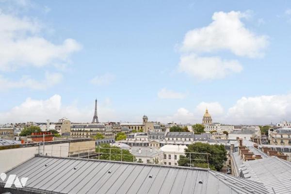 Dernier étage noble avec large balcon filant et vues dégagées sur les monuments de Paris.