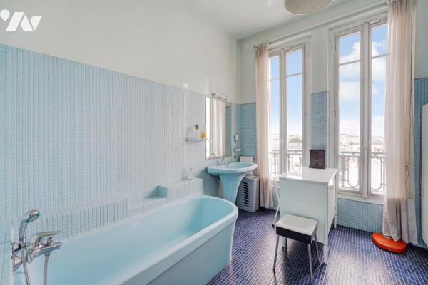 Dernier étage noble avec large balcon filant et vues dégagées sur les monuments de Paris.