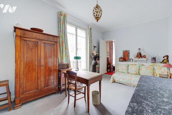 Dernier étage noble avec large balcon filant et vues dégagées sur les monuments de Paris.