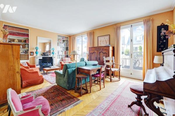 Dernier étage noble avec large balcon filant et vues dégagées sur les monuments de Paris.