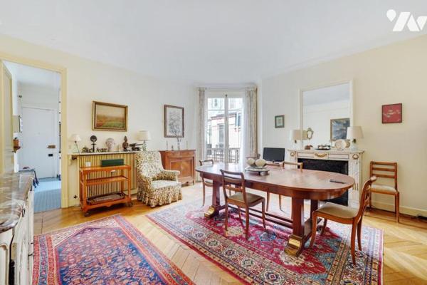 Dernier étage noble avec large balcon filant et vues dégagées sur les monuments de Paris.