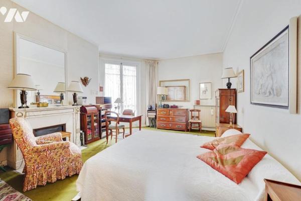 Dernier étage noble avec large balcon filant et vues dégagées sur les monuments de Paris.