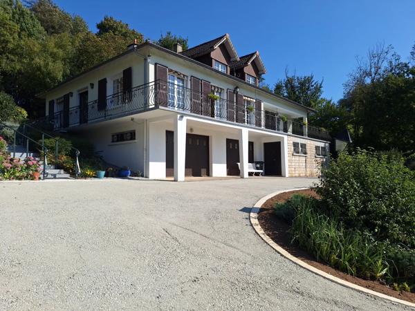 Spacieuse pavillon avec sous-sol et vues