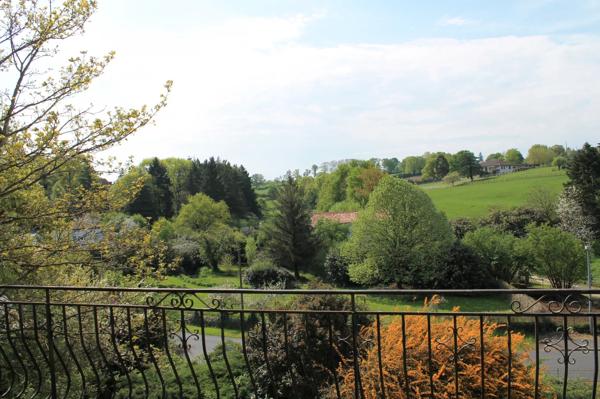 Spacieuse pavillon avec sous-sol et vues
