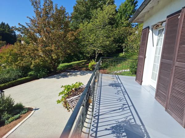 Spacieuse pavillon avec sous-sol et vues