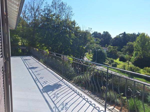 Spacieuse pavillon avec sous-sol et vues