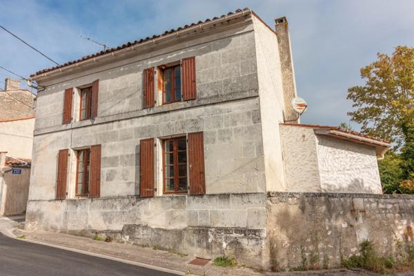 Maison de village traditionnelle dans un village prisé