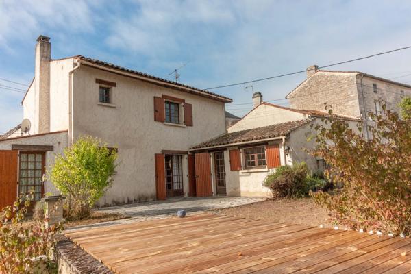 Maison de village traditionnelle dans un village prisé