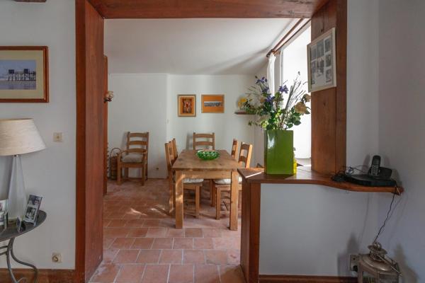 Maison de village traditionnelle dans un village prisé