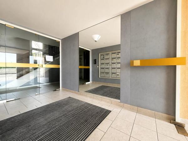 Vente                                                      Appartement
                        
                     2 pièces                      48 m2                     à Melun