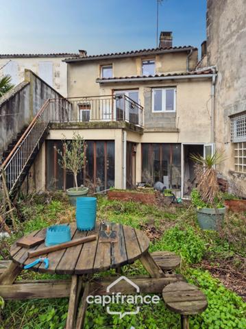 Maison à vendre 7 pièces centre ville SAINT JEAN D'ANGELY (17) avec jardin clos