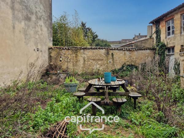 Maison à vendre 7 pièces centre ville SAINT JEAN D'ANGELY (17) avec jardin clos