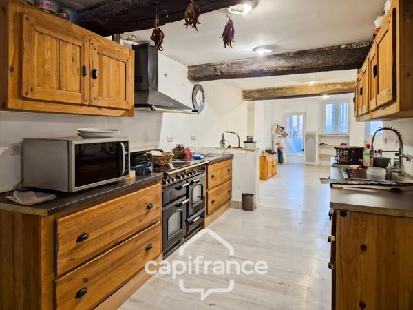 Maison à vendre 7 pièces centre ville SAINT JEAN D'ANGELY (17) avec jardin clos