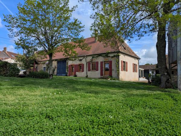 Jolie propriété de 4 chambres au potentiel énorme, avec vue sur la campagne de la Vienne