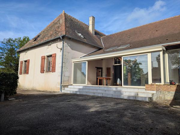 Jolie propriété de 4 chambres au potentiel énorme, avec vue sur la campagne de la Vienne