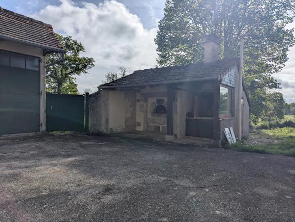 Jolie propriété de 4 chambres au potentiel énorme, avec vue sur la campagne de la Vienne