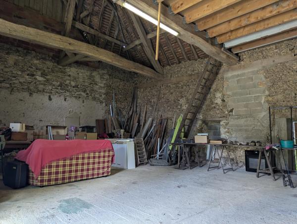Jolie propriété de 4 chambres au potentiel énorme, avec vue sur la campagne de la Vienne
