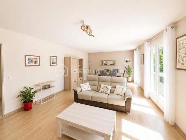 ✨ EXCLUSIVITÉ BSK IMMOBILIER – RARE À LIVRY-GARGAN – APPARTEMENT FAMILIAL 4 PIÈCES – 100 m² AU SOL – DOUBLE BALCON – PARKING – AUCUN TRAVAUX ✨

Une véritable opportunité sur le secteur !

Découvrez ce superbe appartement familial traversant de 83,60 m² Loi Carrez (près de 100 m² au sol), situé au 1er étage d'une résidence de standing en pierre de taille, reconnue pour la qualité de sa construction, son calme, sa sécurité et son magnifique parc arboré.

Dès votre arrivée, vous serez séduit par les volumes, la luminosité et l'excellent état général de cet appartement où aucun travaux ne sont à prévoir. Un bien clé en main dans lequel vous n'aurez plus qu'à poser vos valises.

L'entrée avec placards dessert un magnifique séjour de réception, particulièrement lumineux grâce à sa double exposition, offrant un accès direct à un premier balcon de 11 m² avec vue sur le parc privé de la résidence, véritable prolongement de votre espace de vie.

La cuisine, entièrement équipée, est fonctionnelle et peut être ouverte sur le séjour pour créer un espace de vie encore plus contemporain.

Initialement conçu avec trois chambres, l'appartement dispose aujourd'hui de deux grandes chambres, la troisième ayant été intégrée au séjour afin de créer une pièce de vie particulièrement spacieuse et conviviale. Les futurs propriétaires auront toutefois la possibilité de recréer facilement cette troisième chambre, retrouvant ainsi la configuration d'origine, idéale pour une famille.

Les deux chambres bénéficient d'un accès à un second balcon, un véritable atout au quotidien.

Une salle d'eau moderne, un WC indépendant et de nombreux rangements viennent compléter cet appartement parfaitement agencé.

Grâce à sa configuration traversante et à sa double exposition, chaque pièce profite d'une belle luminosité naturelle tout au long de la journée.

Prestations de qualité

✔ Cuisine entièrement équipée

✔ Porte blindée récente

✔ Radiateurs remplacés récemment

✔ Double vitrage sur l'ensemble des ouvertures

✔ Fibre optique

✔ Nombreux placards de rangement

✔ Deux balcons

✔ Place de parking privative

✔ Chauffage collectif

✔ Compteurs d'eau individuels

Informations complémentaires

• Surface Loi Carrez : 83,60 m²

• Surface totale au sol : 100 m²

• DPE : D

• GES : D

• Charges de copropriété : 290 € / mois (comprenant l'ensemble des dépenses de la résidence)

• Taxe foncière : 1 900 € / an

Les + qui font toute la différence

⭐ Résidence de standing en pierre de taille très recherchée

⭐ Résidence calme, sécurisée et parfaitement entretenue

⭐ Magnifique parc arboré réservé aux résidents

⭐ Appartement traversant et baigné de lumière

⭐ Grand séjour offrant un véritable espace de réception

⭐ Possibilité de recréer facilement une troisième chambre

⭐ Double balcon dont un de 11 m²

⭐ Cuisine équipée

⭐ Aucun travaux à prévoir

⭐ Porte blindée

⭐ Double vitrage intégral

⭐ Fibre optique

⭐ Nombreux rangements

⭐ Place de parking privative

⭐ Proximité immédiate des écoles, commerces, transports et de toutes les commodités

Un appartement qui s'adapte à votre mode de vie

Que vous recherchiez un vaste espace de vie pour recevoir ou un véritable appartement familial avec trois chambres, ce bien vous offre la liberté de choisir la configuration qui vous correspond.

À 247 000 €, cet appartement représente une excellente opportunité sur le marché de Livry-Gargan. Son état irréprochable, ses prestations de qualité, sa résidence recherchée et sa configuration évolutive en font un bien rare.

Les appartements de cette qualité se vendent rapidement. Contactez-moi dès aujourd'hui afin d'organiser votre visite et découvrir tout son potentiel.