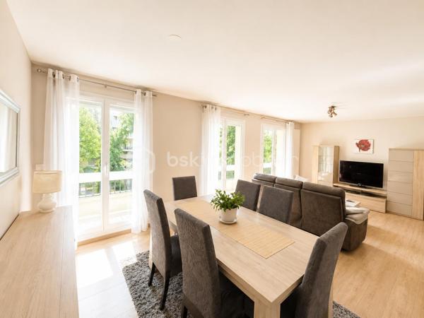 ✨ EXCLUSIVITÉ BSK IMMOBILIER – RARE À LIVRY-GARGAN – APPARTEMENT FAMILIAL 4 PIÈCES – 100 m² AU SOL – DOUBLE BALCON – PARKING – AUCUN TRAVAUX ✨

Une véritable opportunité sur le secteur !

Découvrez ce superbe appartement familial traversant de 83,60 m² Loi Carrez (près de 100 m² au sol), situé au 1er étage d'une résidence de standing en pierre de taille, reconnue pour la qualité de sa construction, son calme, sa sécurité et son magnifique parc arboré.

Dès votre arrivée, vous serez séduit par les volumes, la luminosité et l'excellent état général de cet appartement où aucun travaux ne sont à prévoir. Un bien clé en main dans lequel vous n'aurez plus qu'à poser vos valises.

L'entrée avec placards dessert un magnifique séjour de réception, particulièrement lumineux grâce à sa double exposition, offrant un accès direct à un premier balcon de 11 m² avec vue sur le parc privé de la résidence, véritable prolongement de votre espace de vie.

La cuisine, entièrement équipée, est fonctionnelle et peut être ouverte sur le séjour pour créer un espace de vie encore plus contemporain.

Initialement conçu avec trois chambres, l'appartement dispose aujourd'hui de deux grandes chambres, la troisième ayant été intégrée au séjour afin de créer une pièce de vie particulièrement spacieuse et conviviale. Les futurs propriétaires auront toutefois la possibilité de recréer facilement cette troisième chambre, retrouvant ainsi la configuration d'origine, idéale pour une famille.

Les deux chambres bénéficient d'un accès à un second balcon, un véritable atout au quotidien.

Une salle d'eau moderne, un WC indépendant et de nombreux rangements viennent compléter cet appartement parfaitement agencé.

Grâce à sa configuration traversante et à sa double exposition, chaque pièce profite d'une belle luminosité naturelle tout au long de la journée.

Prestations de qualité

✔ Cuisine entièrement équipée

✔ Porte blindée récente

✔ Radiateurs remplacés récemment

✔ Double vitrage sur l'ensemble des ouvertures

✔ Fibre optique

✔ Nombreux placards de rangement

✔ Deux balcons

✔ Place de parking privative

✔ Chauffage collectif

✔ Compteurs d'eau individuels

Informations complémentaires

• Surface Loi Carrez : 83,60 m²

• Surface totale au sol : 100 m²

• DPE : D

• GES : D

• Charges de copropriété : 290 € / mois (comprenant l'ensemble des dépenses de la résidence)

• Taxe foncière : 1 900 € / an

Les + qui font toute la différence

⭐ Résidence de standing en pierre de taille très recherchée

⭐ Résidence calme, sécurisée et parfaitement entretenue

⭐ Magnifique parc arboré réservé aux résidents

⭐ Appartement traversant et baigné de lumière

⭐ Grand séjour offrant un véritable espace de réception

⭐ Possibilité de recréer facilement une troisième chambre

⭐ Double balcon dont un de 11 m²

⭐ Cuisine équipée

⭐ Aucun travaux à prévoir

⭐ Porte blindée

⭐ Double vitrage intégral

⭐ Fibre optique

⭐ Nombreux rangements

⭐ Place de parking privative

⭐ Proximité immédiate des écoles, commerces, transports et de toutes les commodités

Un appartement qui s'adapte à votre mode de vie

Que vous recherchiez un vaste espace de vie pour recevoir ou un véritable appartement familial avec trois chambres, ce bien vous offre la liberté de choisir la configuration qui vous correspond.

À 247 000 €, cet appartement représente une excellente opportunité sur le marché de Livry-Gargan. Son état irréprochable, ses prestations de qualité, sa résidence recherchée et sa configuration évolutive en font un bien rare.

Les appartements de cette qualité se vendent rapidement. Contactez-moi dès aujourd'hui afin d'organiser votre visite et découvrir tout son potentiel.
