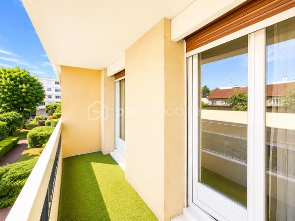 ✨ EXCLUSIVITÉ BSK IMMOBILIER – RARE À LIVRY-GARGAN – APPARTEMENT FAMILIAL 4 PIÈCES – 100 m² AU SOL – DOUBLE BALCON – PARKING – AUCUN TRAVAUX ✨

Une véritable opportunité sur le secteur !

Découvrez ce superbe appartement familial traversant de 83,60 m² Loi Carrez (près de 100 m² au sol), situé au 1er étage d'une résidence de standing en pierre de taille, reconnue pour la qualité de sa construction, son calme, sa sécurité et son magnifique parc arboré.

Dès votre arrivée, vous serez séduit par les volumes, la luminosité et l'excellent état général de cet appartement où aucun travaux ne sont à prévoir. Un bien clé en main dans lequel vous n'aurez plus qu'à poser vos valises.

L'entrée avec placards dessert un magnifique séjour de réception, particulièrement lumineux grâce à sa double exposition, offrant un accès direct à un premier balcon de 11 m² avec vue sur le parc privé de la résidence, véritable prolongement de votre espace de vie.

La cuisine, entièrement équipée, est fonctionnelle et peut être ouverte sur le séjour pour créer un espace de vie encore plus contemporain.

Initialement conçu avec trois chambres, l'appartement dispose aujourd'hui de deux grandes chambres, la troisième ayant été intégrée au séjour afin de créer une pièce de vie particulièrement spacieuse et conviviale. Les futurs propriétaires auront toutefois la possibilité de recréer facilement cette troisième chambre, retrouvant ainsi la configuration d'origine, idéale pour une famille.

Les deux chambres bénéficient d'un accès à un second balcon, un véritable atout au quotidien.

Une salle d'eau moderne, un WC indépendant et de nombreux rangements viennent compléter cet appartement parfaitement agencé.

Grâce à sa configuration traversante et à sa double exposition, chaque pièce profite d'une belle luminosité naturelle tout au long de la journée.

Prestations de qualité

✔ Cuisine entièrement équipée

✔ Porte blindée récente

✔ Radiateurs remplacés récemment

✔ Double vitrage sur l'ensemble des ouvertures

✔ Fibre optique

✔ Nombreux placards de rangement

✔ Deux balcons

✔ Place de parking privative

✔ Chauffage collectif

✔ Compteurs d'eau individuels

Informations complémentaires

• Surface Loi Carrez : 83,60 m²

• Surface totale au sol : 100 m²

• DPE : D

• GES : D

• Charges de copropriété : 290 € / mois (comprenant l'ensemble des dépenses de la résidence)

• Taxe foncière : 1 900 € / an

Les + qui font toute la différence

⭐ Résidence de standing en pierre de taille très recherchée

⭐ Résidence calme, sécurisée et parfaitement entretenue

⭐ Magnifique parc arboré réservé aux résidents

⭐ Appartement traversant et baigné de lumière

⭐ Grand séjour offrant un véritable espace de réception

⭐ Possibilité de recréer facilement une troisième chambre

⭐ Double balcon dont un de 11 m²

⭐ Cuisine équipée

⭐ Aucun travaux à prévoir

⭐ Porte blindée

⭐ Double vitrage intégral

⭐ Fibre optique

⭐ Nombreux rangements

⭐ Place de parking privative

⭐ Proximité immédiate des écoles, commerces, transports et de toutes les commodités

Un appartement qui s'adapte à votre mode de vie

Que vous recherchiez un vaste espace de vie pour recevoir ou un véritable appartement familial avec trois chambres, ce bien vous offre la liberté de choisir la configuration qui vous correspond.

À 247 000 €, cet appartement représente une excellente opportunité sur le marché de Livry-Gargan. Son état irréprochable, ses prestations de qualité, sa résidence recherchée et sa configuration évolutive en font un bien rare.

Les appartements de cette qualité se vendent rapidement. Contactez-moi dès aujourd'hui afin d'organiser votre visite et découvrir tout son potentiel.