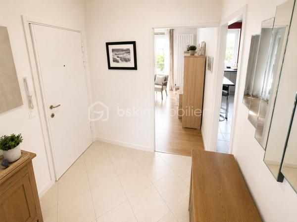 ✨ EXCLUSIVITÉ BSK IMMOBILIER – RARE À LIVRY-GARGAN – APPARTEMENT FAMILIAL 4 PIÈCES – 100 m² AU SOL – DOUBLE BALCON – PARKING – AUCUN TRAVAUX ✨

Une véritable opportunité sur le secteur !

Découvrez ce superbe appartement familial traversant de 83,60 m² Loi Carrez (près de 100 m² au sol), situé au 1er étage d'une résidence de standing en pierre de taille, reconnue pour la qualité de sa construction, son calme, sa sécurité et son magnifique parc arboré.

Dès votre arrivée, vous serez séduit par les volumes, la luminosité et l'excellent état général de cet appartement où aucun travaux ne sont à prévoir. Un bien clé en main dans lequel vous n'aurez plus qu'à poser vos valises.

L'entrée avec placards dessert un magnifique séjour de réception, particulièrement lumineux grâce à sa double exposition, offrant un accès direct à un premier balcon de 11 m² avec vue sur le parc privé de la résidence, véritable prolongement de votre espace de vie.

La cuisine, entièrement équipée, est fonctionnelle et peut être ouverte sur le séjour pour créer un espace de vie encore plus contemporain.

Initialement conçu avec trois chambres, l'appartement dispose aujourd'hui de deux grandes chambres, la troisième ayant été intégrée au séjour afin de créer une pièce de vie particulièrement spacieuse et conviviale. Les futurs propriétaires auront toutefois la possibilité de recréer facilement cette troisième chambre, retrouvant ainsi la configuration d'origine, idéale pour une famille.

Les deux chambres bénéficient d'un accès à un second balcon, un véritable atout au quotidien.

Une salle d'eau moderne, un WC indépendant et de nombreux rangements viennent compléter cet appartement parfaitement agencé.

Grâce à sa configuration traversante et à sa double exposition, chaque pièce profite d'une belle luminosité naturelle tout au long de la journée.

Prestations de qualité

✔ Cuisine entièrement équipée

✔ Porte blindée récente

✔ Radiateurs remplacés récemment

✔ Double vitrage sur l'ensemble des ouvertures

✔ Fibre optique

✔ Nombreux placards de rangement

✔ Deux balcons

✔ Place de parking privative

✔ Chauffage collectif

✔ Compteurs d'eau individuels

Informations complémentaires

• Surface Loi Carrez : 83,60 m²

• Surface totale au sol : 100 m²

• DPE : D

• GES : D

• Charges de copropriété : 290 € / mois (comprenant l'ensemble des dépenses de la résidence)

• Taxe foncière : 1 900 € / an

Les + qui font toute la différence

⭐ Résidence de standing en pierre de taille très recherchée

⭐ Résidence calme, sécurisée et parfaitement entretenue

⭐ Magnifique parc arboré réservé aux résidents

⭐ Appartement traversant et baigné de lumière

⭐ Grand séjour offrant un véritable espace de réception

⭐ Possibilité de recréer facilement une troisième chambre

⭐ Double balcon dont un de 11 m²

⭐ Cuisine équipée

⭐ Aucun travaux à prévoir

⭐ Porte blindée

⭐ Double vitrage intégral

⭐ Fibre optique

⭐ Nombreux rangements

⭐ Place de parking privative

⭐ Proximité immédiate des écoles, commerces, transports et de toutes les commodités

Un appartement qui s'adapte à votre mode de vie

Que vous recherchiez un vaste espace de vie pour recevoir ou un véritable appartement familial avec trois chambres, ce bien vous offre la liberté de choisir la configuration qui vous correspond.

À 247 000 €, cet appartement représente une excellente opportunité sur le marché de Livry-Gargan. Son état irréprochable, ses prestations de qualité, sa résidence recherchée et sa configuration évolutive en font un bien rare.

Les appartements de cette qualité se vendent rapidement. Contactez-moi dès aujourd'hui afin d'organiser votre visite et découvrir tout son potentiel.