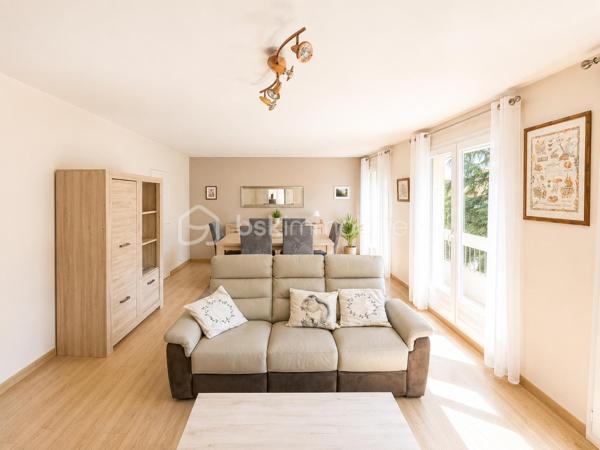 ✨ EXCLUSIVITÉ BSK IMMOBILIER – RARE À LIVRY-GARGAN – APPARTEMENT FAMILIAL 4 PIÈCES – 100 m² AU SOL – DOUBLE BALCON – PARKING – AUCUN TRAVAUX ✨

Une véritable opportunité sur le secteur !

Découvrez ce superbe appartement familial traversant de 83,60 m² Loi Carrez (près de 100 m² au sol), situé au 1er étage d'une résidence de standing en pierre de taille, reconnue pour la qualité de sa construction, son calme, sa sécurité et son magnifique parc arboré.

Dès votre arrivée, vous serez séduit par les volumes, la luminosité et l'excellent état général de cet appartement où aucun travaux ne sont à prévoir. Un bien clé en main dans lequel vous n'aurez plus qu'à poser vos valises.

L'entrée avec placards dessert un magnifique séjour de réception, particulièrement lumineux grâce à sa double exposition, offrant un accès direct à un premier balcon de 11 m² avec vue sur le parc privé de la résidence, véritable prolongement de votre espace de vie.

La cuisine, entièrement équipée, est fonctionnelle et peut être ouverte sur le séjour pour créer un espace de vie encore plus contemporain.

Initialement conçu avec trois chambres, l'appartement dispose aujourd'hui de deux grandes chambres, la troisième ayant été intégrée au séjour afin de créer une pièce de vie particulièrement spacieuse et conviviale. Les futurs propriétaires auront toutefois la possibilité de recréer facilement cette troisième chambre, retrouvant ainsi la configuration d'origine, idéale pour une famille.

Les deux chambres bénéficient d'un accès à un second balcon, un véritable atout au quotidien.

Une salle d'eau moderne, un WC indépendant et de nombreux rangements viennent compléter cet appartement parfaitement agencé.

Grâce à sa configuration traversante et à sa double exposition, chaque pièce profite d'une belle luminosité naturelle tout au long de la journée.

Prestations de qualité

✔ Cuisine entièrement équipée

✔ Porte blindée récente

✔ Radiateurs remplacés récemment

✔ Double vitrage sur l'ensemble des ouvertures

✔ Fibre optique

✔ Nombreux placards de rangement

✔ Deux balcons

✔ Place de parking privative

✔ Chauffage collectif

✔ Compteurs d'eau individuels

Informations complémentaires

• Surface Loi Carrez : 83,60 m²

• Surface totale au sol : 100 m²

• DPE : D

• GES : D

• Charges de copropriété : 290 € / mois (comprenant l'ensemble des dépenses de la résidence)

• Taxe foncière : 1 900 € / an

Les + qui font toute la différence

⭐ Résidence de standing en pierre de taille très recherchée

⭐ Résidence calme, sécurisée et parfaitement entretenue

⭐ Magnifique parc arboré réservé aux résidents

⭐ Appartement traversant et baigné de lumière

⭐ Grand séjour offrant un véritable espace de réception

⭐ Possibilité de recréer facilement une troisième chambre

⭐ Double balcon dont un de 11 m²

⭐ Cuisine équipée

⭐ Aucun travaux à prévoir

⭐ Porte blindée

⭐ Double vitrage intégral

⭐ Fibre optique

⭐ Nombreux rangements

⭐ Place de parking privative

⭐ Proximité immédiate des écoles, commerces, transports et de toutes les commodités

Un appartement qui s'adapte à votre mode de vie

Que vous recherchiez un vaste espace de vie pour recevoir ou un véritable appartement familial avec trois chambres, ce bien vous offre la liberté de choisir la configuration qui vous correspond.

À 247 000 €, cet appartement représente une excellente opportunité sur le marché de Livry-Gargan. Son état irréprochable, ses prestations de qualité, sa résidence recherchée et sa configuration évolutive en font un bien rare.

Les appartements de cette qualité se vendent rapidement. Contactez-moi dès aujourd'hui afin d'organiser votre visite et découvrir tout son potentiel.