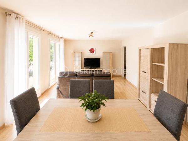 ✨ EXCLUSIVITÉ BSK IMMOBILIER – RARE À LIVRY-GARGAN – APPARTEMENT FAMILIAL 4 PIÈCES – 100 m² AU SOL – DOUBLE BALCON – PARKING – AUCUN TRAVAUX ✨

Une véritable opportunité sur le secteur !

Découvrez ce superbe appartement familial traversant de 83,60 m² Loi Carrez (près de 100 m² au sol), situé au 1er étage d'une résidence de standing en pierre de taille, reconnue pour la qualité de sa construction, son calme, sa sécurité et son magnifique parc arboré.

Dès votre arrivée, vous serez séduit par les volumes, la luminosité et l'excellent état général de cet appartement où aucun travaux ne sont à prévoir. Un bien clé en main dans lequel vous n'aurez plus qu'à poser vos valises.

L'entrée avec placards dessert un magnifique séjour de réception, particulièrement lumineux grâce à sa double exposition, offrant un accès direct à un premier balcon de 11 m² avec vue sur le parc privé de la résidence, véritable prolongement de votre espace de vie.

La cuisine, entièrement équipée, est fonctionnelle et peut être ouverte sur le séjour pour créer un espace de vie encore plus contemporain.

Initialement conçu avec trois chambres, l'appartement dispose aujourd'hui de deux grandes chambres, la troisième ayant été intégrée au séjour afin de créer une pièce de vie particulièrement spacieuse et conviviale. Les futurs propriétaires auront toutefois la possibilité de recréer facilement cette troisième chambre, retrouvant ainsi la configuration d'origine, idéale pour une famille.

Les deux chambres bénéficient d'un accès à un second balcon, un véritable atout au quotidien.

Une salle d'eau moderne, un WC indépendant et de nombreux rangements viennent compléter cet appartement parfaitement agencé.

Grâce à sa configuration traversante et à sa double exposition, chaque pièce profite d'une belle luminosité naturelle tout au long de la journée.

Prestations de qualité

✔ Cuisine entièrement équipée

✔ Porte blindée récente

✔ Radiateurs remplacés récemment

✔ Double vitrage sur l'ensemble des ouvertures

✔ Fibre optique

✔ Nombreux placards de rangement

✔ Deux balcons

✔ Place de parking privative

✔ Chauffage collectif

✔ Compteurs d'eau individuels

Informations complémentaires

• Surface Loi Carrez : 83,60 m²

• Surface totale au sol : 100 m²

• DPE : D

• GES : D

• Charges de copropriété : 290 € / mois (comprenant l'ensemble des dépenses de la résidence)

• Taxe foncière : 1 900 € / an

Les + qui font toute la différence

⭐ Résidence de standing en pierre de taille très recherchée

⭐ Résidence calme, sécurisée et parfaitement entretenue

⭐ Magnifique parc arboré réservé aux résidents

⭐ Appartement traversant et baigné de lumière

⭐ Grand séjour offrant un véritable espace de réception

⭐ Possibilité de recréer facilement une troisième chambre

⭐ Double balcon dont un de 11 m²

⭐ Cuisine équipée

⭐ Aucun travaux à prévoir

⭐ Porte blindée

⭐ Double vitrage intégral

⭐ Fibre optique

⭐ Nombreux rangements

⭐ Place de parking privative

⭐ Proximité immédiate des écoles, commerces, transports et de toutes les commodités

Un appartement qui s'adapte à votre mode de vie

Que vous recherchiez un vaste espace de vie pour recevoir ou un véritable appartement familial avec trois chambres, ce bien vous offre la liberté de choisir la configuration qui vous correspond.

À 247 000 €, cet appartement représente une excellente opportunité sur le marché de Livry-Gargan. Son état irréprochable, ses prestations de qualité, sa résidence recherchée et sa configuration évolutive en font un bien rare.

Les appartements de cette qualité se vendent rapidement. Contactez-moi dès aujourd'hui afin d'organiser votre visite et découvrir tout son potentiel.