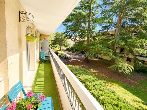 ✨ EXCLUSIVITÉ BSK IMMOBILIER – RARE À LIVRY-GARGAN – APPARTEMENT FAMILIAL 4 PIÈCES – 100 m² AU SOL – DOUBLE BALCON – PARKING – AUCUN TRAVAUX ✨

Une véritable opportunité sur le secteur !

Découvrez ce superbe appartement familial traversant de 83,60 m² Loi Carrez (près de 100 m² au sol), situé au 1er étage d'une résidence de standing en pierre de taille, reconnue pour la qualité de sa construction, son calme, sa sécurité et son magnifique parc arboré.

Dès votre arrivée, vous serez séduit par les volumes, la luminosité et l'excellent état général de cet appartement où aucun travaux ne sont à prévoir. Un bien clé en main dans lequel vous n'aurez plus qu'à poser vos valises.

L'entrée avec placards dessert un magnifique séjour de réception, particulièrement lumineux grâce à sa double exposition, offrant un accès direct à un premier balcon de 11 m² avec vue sur le parc privé de la résidence, véritable prolongement de votre espace de vie.

La cuisine, entièrement équipée, est fonctionnelle et peut être ouverte sur le séjour pour créer un espace de vie encore plus contemporain.

Initialement conçu avec trois chambres, l'appartement dispose aujourd'hui de deux grandes chambres, la troisième ayant été intégrée au séjour afin de créer une pièce de vie particulièrement spacieuse et conviviale. Les futurs propriétaires auront toutefois la possibilité de recréer facilement cette troisième chambre, retrouvant ainsi la configuration d'origine, idéale pour une famille.

Les deux chambres bénéficient d'un accès à un second balcon, un véritable atout au quotidien.

Une salle d'eau moderne, un WC indépendant et de nombreux rangements viennent compléter cet appartement parfaitement agencé.

Grâce à sa configuration traversante et à sa double exposition, chaque pièce profite d'une belle luminosité naturelle tout au long de la journée.

Prestations de qualité

✔ Cuisine entièrement équipée

✔ Porte blindée récente

✔ Radiateurs remplacés récemment

✔ Double vitrage sur l'ensemble des ouvertures

✔ Fibre optique

✔ Nombreux placards de rangement

✔ Deux balcons

✔ Place de parking privative

✔ Chauffage collectif

✔ Compteurs d'eau individuels

Informations complémentaires

• Surface Loi Carrez : 83,60 m²

• Surface totale au sol : 100 m²

• DPE : D

• GES : D

• Charges de copropriété : 290 € / mois (comprenant l'ensemble des dépenses de la résidence)

• Taxe foncière : 1 900 € / an

Les + qui font toute la différence

⭐ Résidence de standing en pierre de taille très recherchée

⭐ Résidence calme, sécurisée et parfaitement entretenue

⭐ Magnifique parc arboré réservé aux résidents

⭐ Appartement traversant et baigné de lumière

⭐ Grand séjour offrant un véritable espace de réception

⭐ Possibilité de recréer facilement une troisième chambre

⭐ Double balcon dont un de 11 m²

⭐ Cuisine équipée

⭐ Aucun travaux à prévoir

⭐ Porte blindée

⭐ Double vitrage intégral

⭐ Fibre optique

⭐ Nombreux rangements

⭐ Place de parking privative

⭐ Proximité immédiate des écoles, commerces, transports et de toutes les commodités

Un appartement qui s'adapte à votre mode de vie

Que vous recherchiez un vaste espace de vie pour recevoir ou un véritable appartement familial avec trois chambres, ce bien vous offre la liberté de choisir la configuration qui vous correspond.

À 247 000 €, cet appartement représente une excellente opportunité sur le marché de Livry-Gargan. Son état irréprochable, ses prestations de qualité, sa résidence recherchée et sa configuration évolutive en font un bien rare.

Les appartements de cette qualité se vendent rapidement. Contactez-moi dès aujourd'hui afin d'organiser votre visite et découvrir tout son potentiel.