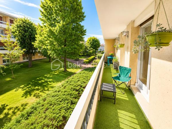✨ EXCLUSIVITÉ BSK IMMOBILIER – RARE À LIVRY-GARGAN – APPARTEMENT FAMILIAL 4 PIÈCES – 100 m² AU SOL – DOUBLE BALCON – PARKING – AUCUN TRAVAUX ✨

Une véritable opportunité sur le secteur !

Découvrez ce superbe appartement familial traversant de 83,60 m² Loi Carrez (près de 100 m² au sol), situé au 1er étage d'une résidence de standing en pierre de taille, reconnue pour la qualité de sa construction, son calme, sa sécurité et son magnifique parc arboré.

Dès votre arrivée, vous serez séduit par les volumes, la luminosité et l'excellent état général de cet appartement où aucun travaux ne sont à prévoir. Un bien clé en main dans lequel vous n'aurez plus qu'à poser vos valises.

L'entrée avec placards dessert un magnifique séjour de réception, particulièrement lumineux grâce à sa double exposition, offrant un accès direct à un premier balcon de 11 m² avec vue sur le parc privé de la résidence, véritable prolongement de votre espace de vie.

La cuisine, entièrement équipée, est fonctionnelle et peut être ouverte sur le séjour pour créer un espace de vie encore plus contemporain.

Initialement conçu avec trois chambres, l'appartement dispose aujourd'hui de deux grandes chambres, la troisième ayant été intégrée au séjour afin de créer une pièce de vie particulièrement spacieuse et conviviale. Les futurs propriétaires auront toutefois la possibilité de recréer facilement cette troisième chambre, retrouvant ainsi la configuration d'origine, idéale pour une famille.

Les deux chambres bénéficient d'un accès à un second balcon, un véritable atout au quotidien.

Une salle d'eau moderne, un WC indépendant et de nombreux rangements viennent compléter cet appartement parfaitement agencé.

Grâce à sa configuration traversante et à sa double exposition, chaque pièce profite d'une belle luminosité naturelle tout au long de la journée.

Prestations de qualité

✔ Cuisine entièrement équipée

✔ Porte blindée récente

✔ Radiateurs remplacés récemment

✔ Double vitrage sur l'ensemble des ouvertures

✔ Fibre optique

✔ Nombreux placards de rangement

✔ Deux balcons

✔ Place de parking privative

✔ Chauffage collectif

✔ Compteurs d'eau individuels

Informations complémentaires

• Surface Loi Carrez : 83,60 m²

• Surface totale au sol : 100 m²

• DPE : D

• GES : D

• Charges de copropriété : 290 € / mois (comprenant l'ensemble des dépenses de la résidence)

• Taxe foncière : 1 900 € / an

Les + qui font toute la différence

⭐ Résidence de standing en pierre de taille très recherchée

⭐ Résidence calme, sécurisée et parfaitement entretenue

⭐ Magnifique parc arboré réservé aux résidents

⭐ Appartement traversant et baigné de lumière

⭐ Grand séjour offrant un véritable espace de réception

⭐ Possibilité de recréer facilement une troisième chambre

⭐ Double balcon dont un de 11 m²

⭐ Cuisine équipée

⭐ Aucun travaux à prévoir

⭐ Porte blindée

⭐ Double vitrage intégral

⭐ Fibre optique

⭐ Nombreux rangements

⭐ Place de parking privative

⭐ Proximité immédiate des écoles, commerces, transports et de toutes les commodités

Un appartement qui s'adapte à votre mode de vie

Que vous recherchiez un vaste espace de vie pour recevoir ou un véritable appartement familial avec trois chambres, ce bien vous offre la liberté de choisir la configuration qui vous correspond.

À 247 000 €, cet appartement représente une excellente opportunité sur le marché de Livry-Gargan. Son état irréprochable, ses prestations de qualité, sa résidence recherchée et sa configuration évolutive en font un bien rare.

Les appartements de cette qualité se vendent rapidement. Contactez-moi dès aujourd'hui afin d'organiser votre visite et découvrir tout son potentiel.