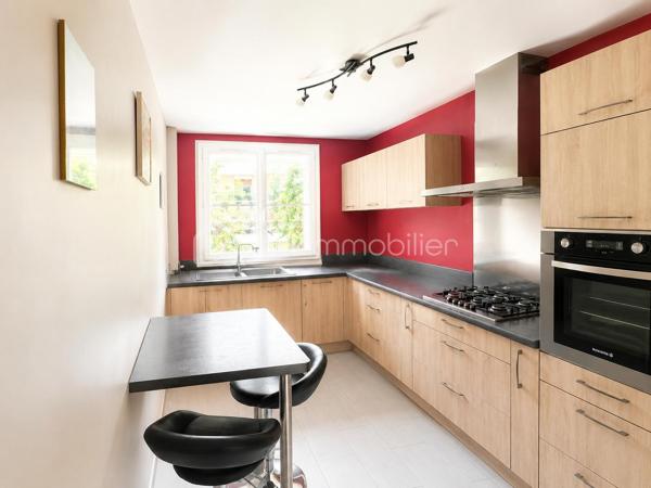 ✨ EXCLUSIVITÉ BSK IMMOBILIER – RARE À LIVRY-GARGAN – APPARTEMENT FAMILIAL 4 PIÈCES – 100 m² AU SOL – DOUBLE BALCON – PARKING – AUCUN TRAVAUX ✨

Une véritable opportunité sur le secteur !

Découvrez ce superbe appartement familial traversant de 83,60 m² Loi Carrez (près de 100 m² au sol), situé au 1er étage d'une résidence de standing en pierre de taille, reconnue pour la qualité de sa construction, son calme, sa sécurité et son magnifique parc arboré.

Dès votre arrivée, vous serez séduit par les volumes, la luminosité et l'excellent état général de cet appartement où aucun travaux ne sont à prévoir. Un bien clé en main dans lequel vous n'aurez plus qu'à poser vos valises.

L'entrée avec placards dessert un magnifique séjour de réception, particulièrement lumineux grâce à sa double exposition, offrant un accès direct à un premier balcon de 11 m² avec vue sur le parc privé de la résidence, véritable prolongement de votre espace de vie.

La cuisine, entièrement équipée, est fonctionnelle et peut être ouverte sur le séjour pour créer un espace de vie encore plus contemporain.

Initialement conçu avec trois chambres, l'appartement dispose aujourd'hui de deux grandes chambres, la troisième ayant été intégrée au séjour afin de créer une pièce de vie particulièrement spacieuse et conviviale. Les futurs propriétaires auront toutefois la possibilité de recréer facilement cette troisième chambre, retrouvant ainsi la configuration d'origine, idéale pour une famille.

Les deux chambres bénéficient d'un accès à un second balcon, un véritable atout au quotidien.

Une salle d'eau moderne, un WC indépendant et de nombreux rangements viennent compléter cet appartement parfaitement agencé.

Grâce à sa configuration traversante et à sa double exposition, chaque pièce profite d'une belle luminosité naturelle tout au long de la journée.

Prestations de qualité

✔ Cuisine entièrement équipée

✔ Porte blindée récente

✔ Radiateurs remplacés récemment

✔ Double vitrage sur l'ensemble des ouvertures

✔ Fibre optique

✔ Nombreux placards de rangement

✔ Deux balcons

✔ Place de parking privative

✔ Chauffage collectif

✔ Compteurs d'eau individuels

Informations complémentaires

• Surface Loi Carrez : 83,60 m²

• Surface totale au sol : 100 m²

• DPE : D

• GES : D

• Charges de copropriété : 290 € / mois (comprenant l'ensemble des dépenses de la résidence)

• Taxe foncière : 1 900 € / an

Les + qui font toute la différence

⭐ Résidence de standing en pierre de taille très recherchée

⭐ Résidence calme, sécurisée et parfaitement entretenue

⭐ Magnifique parc arboré réservé aux résidents

⭐ Appartement traversant et baigné de lumière

⭐ Grand séjour offrant un véritable espace de réception

⭐ Possibilité de recréer facilement une troisième chambre

⭐ Double balcon dont un de 11 m²

⭐ Cuisine équipée

⭐ Aucun travaux à prévoir

⭐ Porte blindée

⭐ Double vitrage intégral

⭐ Fibre optique

⭐ Nombreux rangements

⭐ Place de parking privative

⭐ Proximité immédiate des écoles, commerces, transports et de toutes les commodités

Un appartement qui s'adapte à votre mode de vie

Que vous recherchiez un vaste espace de vie pour recevoir ou un véritable appartement familial avec trois chambres, ce bien vous offre la liberté de choisir la configuration qui vous correspond.

À 247 000 €, cet appartement représente une excellente opportunité sur le marché de Livry-Gargan. Son état irréprochable, ses prestations de qualité, sa résidence recherchée et sa configuration évolutive en font un bien rare.

Les appartements de cette qualité se vendent rapidement. Contactez-moi dès aujourd'hui afin d'organiser votre visite et découvrir tout son potentiel.