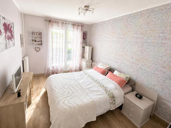 ✨ EXCLUSIVITÉ BSK IMMOBILIER – RARE À LIVRY-GARGAN – APPARTEMENT FAMILIAL 4 PIÈCES – 100 m² AU SOL – DOUBLE BALCON – PARKING – AUCUN TRAVAUX ✨

Une véritable opportunité sur le secteur !

Découvrez ce superbe appartement familial traversant de 83,60 m² Loi Carrez (près de 100 m² au sol), situé au 1er étage d'une résidence de standing en pierre de taille, reconnue pour la qualité de sa construction, son calme, sa sécurité et son magnifique parc arboré.

Dès votre arrivée, vous serez séduit par les volumes, la luminosité et l'excellent état général de cet appartement où aucun travaux ne sont à prévoir. Un bien clé en main dans lequel vous n'aurez plus qu'à poser vos valises.

L'entrée avec placards dessert un magnifique séjour de réception, particulièrement lumineux grâce à sa double exposition, offrant un accès direct à un premier balcon de 11 m² avec vue sur le parc privé de la résidence, véritable prolongement de votre espace de vie.

La cuisine, entièrement équipée, est fonctionnelle et peut être ouverte sur le séjour pour créer un espace de vie encore plus contemporain.

Initialement conçu avec trois chambres, l'appartement dispose aujourd'hui de deux grandes chambres, la troisième ayant été intégrée au séjour afin de créer une pièce de vie particulièrement spacieuse et conviviale. Les futurs propriétaires auront toutefois la possibilité de recréer facilement cette troisième chambre, retrouvant ainsi la configuration d'origine, idéale pour une famille.

Les deux chambres bénéficient d'un accès à un second balcon, un véritable atout au quotidien.

Une salle d'eau moderne, un WC indépendant et de nombreux rangements viennent compléter cet appartement parfaitement agencé.

Grâce à sa configuration traversante et à sa double exposition, chaque pièce profite d'une belle luminosité naturelle tout au long de la journée.

Prestations de qualité

✔ Cuisine entièrement équipée

✔ Porte blindée récente

✔ Radiateurs remplacés récemment

✔ Double vitrage sur l'ensemble des ouvertures

✔ Fibre optique

✔ Nombreux placards de rangement

✔ Deux balcons

✔ Place de parking privative

✔ Chauffage collectif

✔ Compteurs d'eau individuels

Informations complémentaires

• Surface Loi Carrez : 83,60 m²

• Surface totale au sol : 100 m²

• DPE : D

• GES : D

• Charges de copropriété : 290 € / mois (comprenant l'ensemble des dépenses de la résidence)

• Taxe foncière : 1 900 € / an

Les + qui font toute la différence

⭐ Résidence de standing en pierre de taille très recherchée

⭐ Résidence calme, sécurisée et parfaitement entretenue

⭐ Magnifique parc arboré réservé aux résidents

⭐ Appartement traversant et baigné de lumière

⭐ Grand séjour offrant un véritable espace de réception

⭐ Possibilité de recréer facilement une troisième chambre

⭐ Double balcon dont un de 11 m²

⭐ Cuisine équipée

⭐ Aucun travaux à prévoir

⭐ Porte blindée

⭐ Double vitrage intégral

⭐ Fibre optique

⭐ Nombreux rangements

⭐ Place de parking privative

⭐ Proximité immédiate des écoles, commerces, transports et de toutes les commodités

Un appartement qui s'adapte à votre mode de vie

Que vous recherchiez un vaste espace de vie pour recevoir ou un véritable appartement familial avec trois chambres, ce bien vous offre la liberté de choisir la configuration qui vous correspond.

À 247 000 €, cet appartement représente une excellente opportunité sur le marché de Livry-Gargan. Son état irréprochable, ses prestations de qualité, sa résidence recherchée et sa configuration évolutive en font un bien rare.

Les appartements de cette qualité se vendent rapidement. Contactez-moi dès aujourd'hui afin d'organiser votre visite et découvrir tout son potentiel.