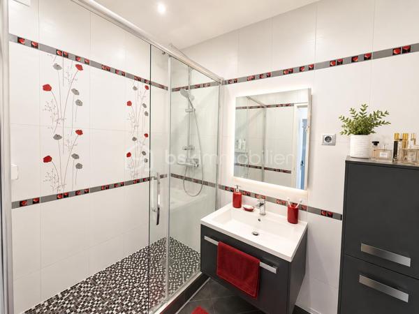 ✨ EXCLUSIVITÉ BSK IMMOBILIER – RARE À LIVRY-GARGAN – APPARTEMENT FAMILIAL 4 PIÈCES – 100 m² AU SOL – DOUBLE BALCON – PARKING – AUCUN TRAVAUX ✨

Une véritable opportunité sur le secteur !

Découvrez ce superbe appartement familial traversant de 83,60 m² Loi Carrez (près de 100 m² au sol), situé au 1er étage d'une résidence de standing en pierre de taille, reconnue pour la qualité de sa construction, son calme, sa sécurité et son magnifique parc arboré.

Dès votre arrivée, vous serez séduit par les volumes, la luminosité et l'excellent état général de cet appartement où aucun travaux ne sont à prévoir. Un bien clé en main dans lequel vous n'aurez plus qu'à poser vos valises.

L'entrée avec placards dessert un magnifique séjour de réception, particulièrement lumineux grâce à sa double exposition, offrant un accès direct à un premier balcon de 11 m² avec vue sur le parc privé de la résidence, véritable prolongement de votre espace de vie.

La cuisine, entièrement équipée, est fonctionnelle et peut être ouverte sur le séjour pour créer un espace de vie encore plus contemporain.

Initialement conçu avec trois chambres, l'appartement dispose aujourd'hui de deux grandes chambres, la troisième ayant été intégrée au séjour afin de créer une pièce de vie particulièrement spacieuse et conviviale. Les futurs propriétaires auront toutefois la possibilité de recréer facilement cette troisième chambre, retrouvant ainsi la configuration d'origine, idéale pour une famille.

Les deux chambres bénéficient d'un accès à un second balcon, un véritable atout au quotidien.

Une salle d'eau moderne, un WC indépendant et de nombreux rangements viennent compléter cet appartement parfaitement agencé.

Grâce à sa configuration traversante et à sa double exposition, chaque pièce profite d'une belle luminosité naturelle tout au long de la journée.

Prestations de qualité

✔ Cuisine entièrement équipée

✔ Porte blindée récente

✔ Radiateurs remplacés récemment

✔ Double vitrage sur l'ensemble des ouvertures

✔ Fibre optique

✔ Nombreux placards de rangement

✔ Deux balcons

✔ Place de parking privative

✔ Chauffage collectif

✔ Compteurs d'eau individuels

Informations complémentaires

• Surface Loi Carrez : 83,60 m²

• Surface totale au sol : 100 m²

• DPE : D

• GES : D

• Charges de copropriété : 290 € / mois (comprenant l'ensemble des dépenses de la résidence)

• Taxe foncière : 1 900 € / an

Les + qui font toute la différence

⭐ Résidence de standing en pierre de taille très recherchée

⭐ Résidence calme, sécurisée et parfaitement entretenue

⭐ Magnifique parc arboré réservé aux résidents

⭐ Appartement traversant et baigné de lumière

⭐ Grand séjour offrant un véritable espace de réception

⭐ Possibilité de recréer facilement une troisième chambre

⭐ Double balcon dont un de 11 m²

⭐ Cuisine équipée

⭐ Aucun travaux à prévoir

⭐ Porte blindée

⭐ Double vitrage intégral

⭐ Fibre optique

⭐ Nombreux rangements

⭐ Place de parking privative

⭐ Proximité immédiate des écoles, commerces, transports et de toutes les commodités

Un appartement qui s'adapte à votre mode de vie

Que vous recherchiez un vaste espace de vie pour recevoir ou un véritable appartement familial avec trois chambres, ce bien vous offre la liberté de choisir la configuration qui vous correspond.

À 247 000 €, cet appartement représente une excellente opportunité sur le marché de Livry-Gargan. Son état irréprochable, ses prestations de qualité, sa résidence recherchée et sa configuration évolutive en font un bien rare.

Les appartements de cette qualité se vendent rapidement. Contactez-moi dès aujourd'hui afin d'organiser votre visite et découvrir tout son potentiel.