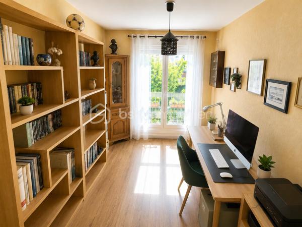 ✨ EXCLUSIVITÉ BSK IMMOBILIER – RARE À LIVRY-GARGAN – APPARTEMENT FAMILIAL 4 PIÈCES – 100 m² AU SOL – DOUBLE BALCON – PARKING – AUCUN TRAVAUX ✨

Une véritable opportunité sur le secteur !

Découvrez ce superbe appartement familial traversant de 83,60 m² Loi Carrez (près de 100 m² au sol), situé au 1er étage d'une résidence de standing en pierre de taille, reconnue pour la qualité de sa construction, son calme, sa sécurité et son magnifique parc arboré.

Dès votre arrivée, vous serez séduit par les volumes, la luminosité et l'excellent état général de cet appartement où aucun travaux ne sont à prévoir. Un bien clé en main dans lequel vous n'aurez plus qu'à poser vos valises.

L'entrée avec placards dessert un magnifique séjour de réception, particulièrement lumineux grâce à sa double exposition, offrant un accès direct à un premier balcon de 11 m² avec vue sur le parc privé de la résidence, véritable prolongement de votre espace de vie.

La cuisine, entièrement équipée, est fonctionnelle et peut être ouverte sur le séjour pour créer un espace de vie encore plus contemporain.

Initialement conçu avec trois chambres, l'appartement dispose aujourd'hui de deux grandes chambres, la troisième ayant été intégrée au séjour afin de créer une pièce de vie particulièrement spacieuse et conviviale. Les futurs propriétaires auront toutefois la possibilité de recréer facilement cette troisième chambre, retrouvant ainsi la configuration d'origine, idéale pour une famille.

Les deux chambres bénéficient d'un accès à un second balcon, un véritable atout au quotidien.

Une salle d'eau moderne, un WC indépendant et de nombreux rangements viennent compléter cet appartement parfaitement agencé.

Grâce à sa configuration traversante et à sa double exposition, chaque pièce profite d'une belle luminosité naturelle tout au long de la journée.

Prestations de qualité

✔ Cuisine entièrement équipée

✔ Porte blindée récente

✔ Radiateurs remplacés récemment

✔ Double vitrage sur l'ensemble des ouvertures

✔ Fibre optique

✔ Nombreux placards de rangement

✔ Deux balcons

✔ Place de parking privative

✔ Chauffage collectif

✔ Compteurs d'eau individuels

Informations complémentaires

• Surface Loi Carrez : 83,60 m²

• Surface totale au sol : 100 m²

• DPE : D

• GES : D

• Charges de copropriété : 290 € / mois (comprenant l'ensemble des dépenses de la résidence)

• Taxe foncière : 1 900 € / an

Les + qui font toute la différence

⭐ Résidence de standing en pierre de taille très recherchée

⭐ Résidence calme, sécurisée et parfaitement entretenue

⭐ Magnifique parc arboré réservé aux résidents

⭐ Appartement traversant et baigné de lumière

⭐ Grand séjour offrant un véritable espace de réception

⭐ Possibilité de recréer facilement une troisième chambre

⭐ Double balcon dont un de 11 m²

⭐ Cuisine équipée

⭐ Aucun travaux à prévoir

⭐ Porte blindée

⭐ Double vitrage intégral

⭐ Fibre optique

⭐ Nombreux rangements

⭐ Place de parking privative

⭐ Proximité immédiate des écoles, commerces, transports et de toutes les commodités

Un appartement qui s'adapte à votre mode de vie

Que vous recherchiez un vaste espace de vie pour recevoir ou un véritable appartement familial avec trois chambres, ce bien vous offre la liberté de choisir la configuration qui vous correspond.

À 247 000 €, cet appartement représente une excellente opportunité sur le marché de Livry-Gargan. Son état irréprochable, ses prestations de qualité, sa résidence recherchée et sa configuration évolutive en font un bien rare.

Les appartements de cette qualité se vendent rapidement. Contactez-moi dès aujourd'hui afin d'organiser votre visite et découvrir tout son potentiel.