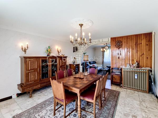 Maison familiale avec sous-sol total – Secteur calme et recherché de Louvres

Située dans une petite impasse, dans un environnement paisible, venez découvrir cette agréable maison familiale offrant de beaux volumes et un fort potentiel d’aménagement.

Édifiée sur un sous-sol total en rez-de-jardin, la maison dispose :
✔️ D’un double garage
✔️ D’une cuisine d’été
✔️ D’une chaufferie
✔️ D’un accès indépendant permettant de rejoindre directement l’habitation depuis le sous-sol

Au premier niveau, vous découvrirez :

Une entrée desservant un vaste espace de vie lumineux comprenant séjour et salle à manger
Une cuisine dinatoire idéale pour les repas en famille
Une chambre avec placard
Une salle d’eau
Un WC indépendant

À l’étage :

Un grand palier desservant 3 chambres avec placards
Deux pièces traversantes pouvant être aménagées selon vos besoins : bureau, dressing, salle de sport ou salle de jeux
Une pièce supplémentaire actuellement utilisée en grenier, offrant un beau potentiel d’aménagement après isolation

Côté extérieur :

À l’avant, une grande terrasse avec une vue dégagée
À l’arrière, un jardin agréable pour profiter des beaux jours en toute tranquillité

Les + :

Secteur calme et familial
Maison avec beaux volumes
Nombreuses possibilités d’aménagement
Sous-sol total
Maison située dans une impasse

Une maison idéale pour une famille recherchant calme, espace et confort à proximité des commodités.