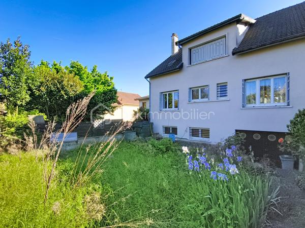 Maison familiale avec sous-sol total – Secteur calme et recherché de Louvres

Située dans une petite impasse, dans un environnement paisible, venez découvrir cette agréable maison familiale offrant de beaux volumes et un fort potentiel d’aménagement.

Édifiée sur un sous-sol total en rez-de-jardin, la maison dispose :
✔️ D’un double garage
✔️ D’une cuisine d’été
✔️ D’une chaufferie
✔️ D’un accès indépendant permettant de rejoindre directement l’habitation depuis le sous-sol

Au premier niveau, vous découvrirez :

Une entrée desservant un vaste espace de vie lumineux comprenant séjour et salle à manger
Une cuisine dinatoire idéale pour les repas en famille
Une chambre avec placard
Une salle d’eau
Un WC indépendant

À l’étage :

Un grand palier desservant 3 chambres avec placards
Deux pièces traversantes pouvant être aménagées selon vos besoins : bureau, dressing, salle de sport ou salle de jeux
Une pièce supplémentaire actuellement utilisée en grenier, offrant un beau potentiel d’aménagement après isolation

Côté extérieur :

À l’avant, une grande terrasse avec une vue dégagée
À l’arrière, un jardin agréable pour profiter des beaux jours en toute tranquillité

Les + :

Secteur calme et familial
Maison avec beaux volumes
Nombreuses possibilités d’aménagement
Sous-sol total
Maison située dans une impasse

Une maison idéale pour une famille recherchant calme, espace et confort à proximité des commodités.